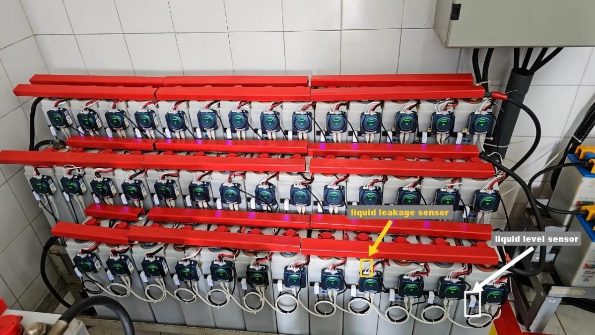 Electrolyte level and liquid leakage sensors installed on a flooded Ni-Cd battery bank